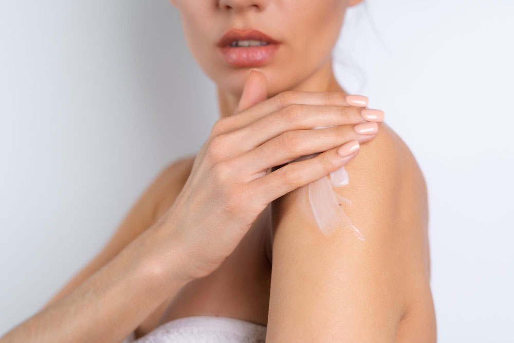woman rubs sholder